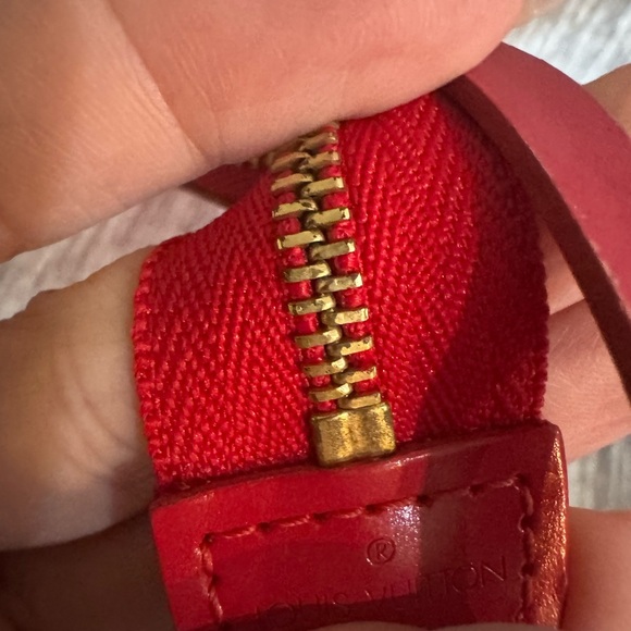 Louis Vuitton epi pochette and matching key pouch - Picture 3 of 15